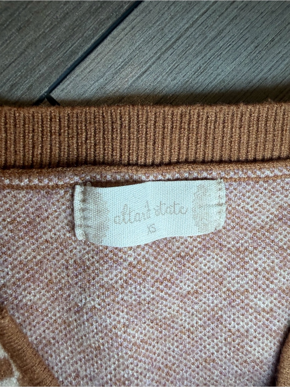 Altar'd State Brown V-Neck Cropped Sweater with Pink Daisy Pattern Size XS - Picture 2 of 3